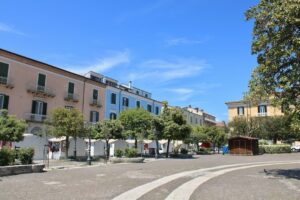 Kleiner Marktplatz mit Bäumen, Sitzbereichen und historischen Häusern