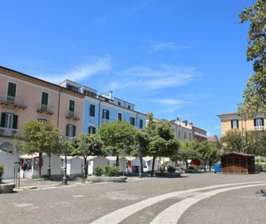 Kleiner Marktplatz mit Bäumen, Sitzbereichen und historischen Häusern